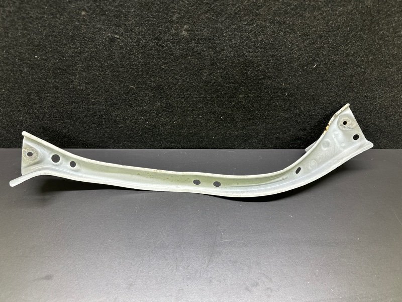 Кронштейн крепления передней панели правый TOYOTA PRIUS C/AQUA 11-14 NHP10L 1NZ-FXE 1.5L