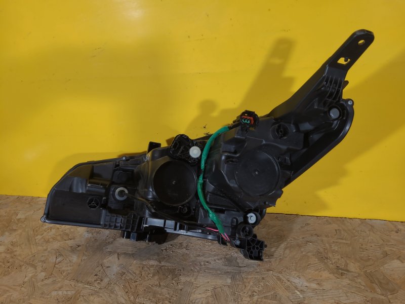 Фара правая LEAF 18-