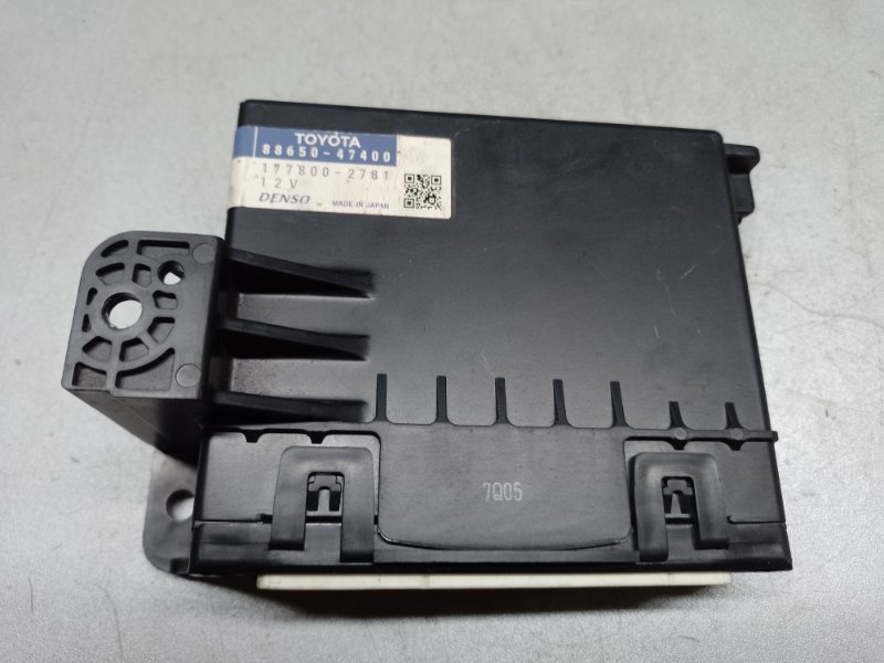 Блок управления печкой TOYOTA PRIUS - 30 09-17 2013 1.8 2ZRFXE 88650-47400 Б/У