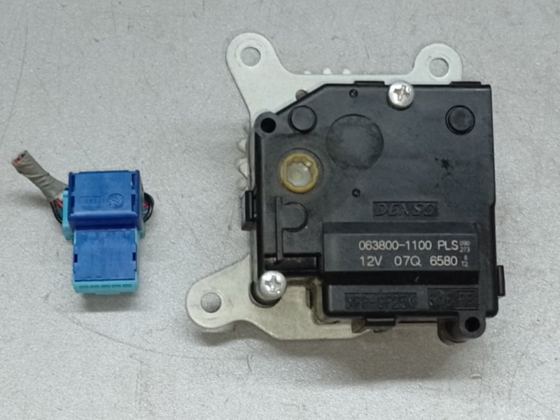 Моторчик заслонки печки PRIUS - 30 09-17 2013 1.8 2ZRFXE Моторчик заслонки печки PRIUS - 30 09-17 2013 1.8 2ZRFXE
