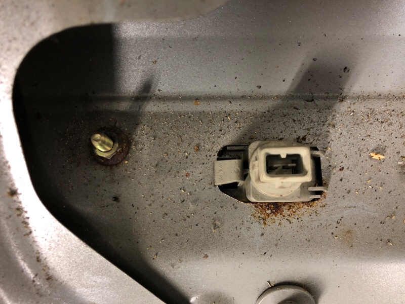 Крышка багажника AVENSIS 03-08