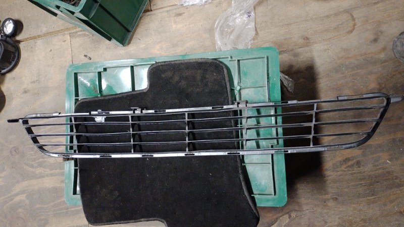 Решетка переднего бампера COROLLA 150 06-13