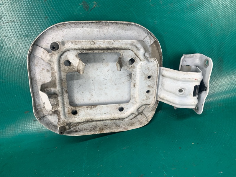 Лючок топливного бака SENTRA B17 12-21 2015 Седан 1.8 MRA8DE Лючок топливного бака SENTRA B17 12-21 2015 Седан 1.8 MRA8DE