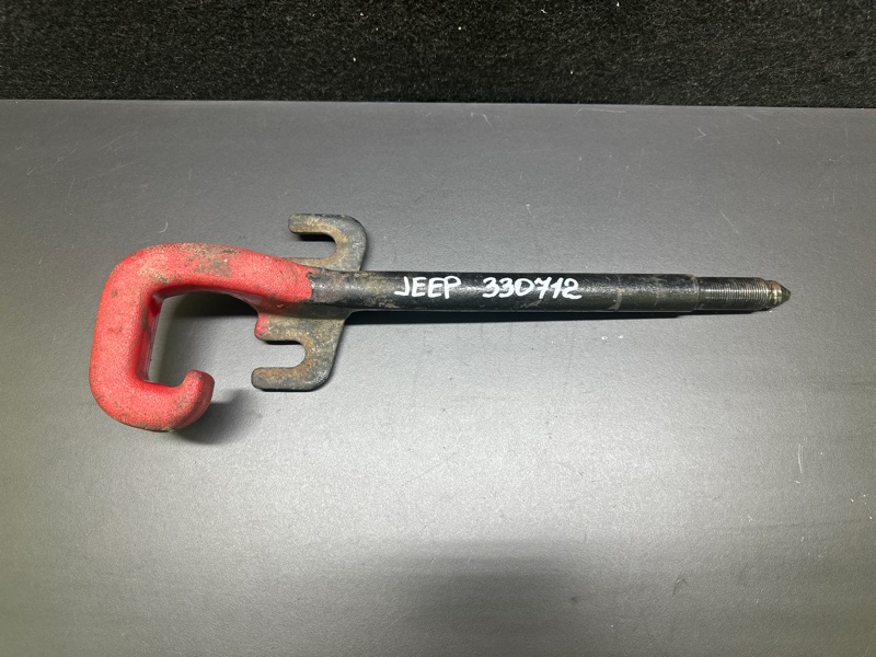 Крюк буксировочный передний левый CHEROKEE 14-