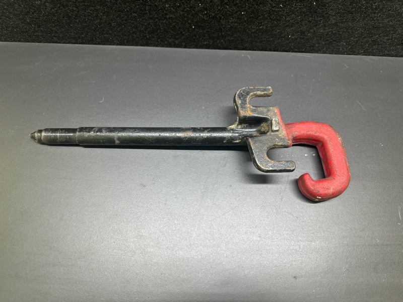 Крюк буксировочный передний левый JEEP CHEROKEE 14-