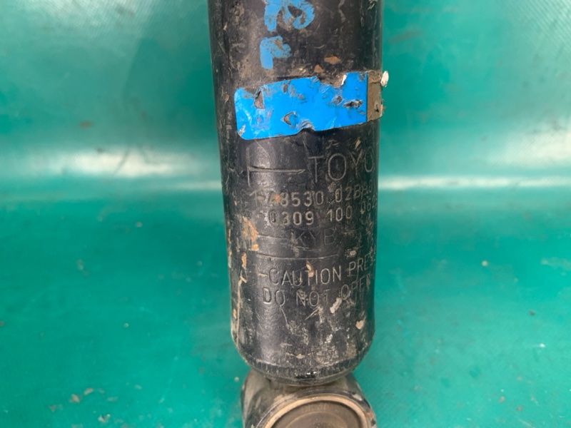 Амортизатор задний правый TOYOTA COROLLA E16 13- Амортизатор задний правый TOYOTA COROLLA E16 13-