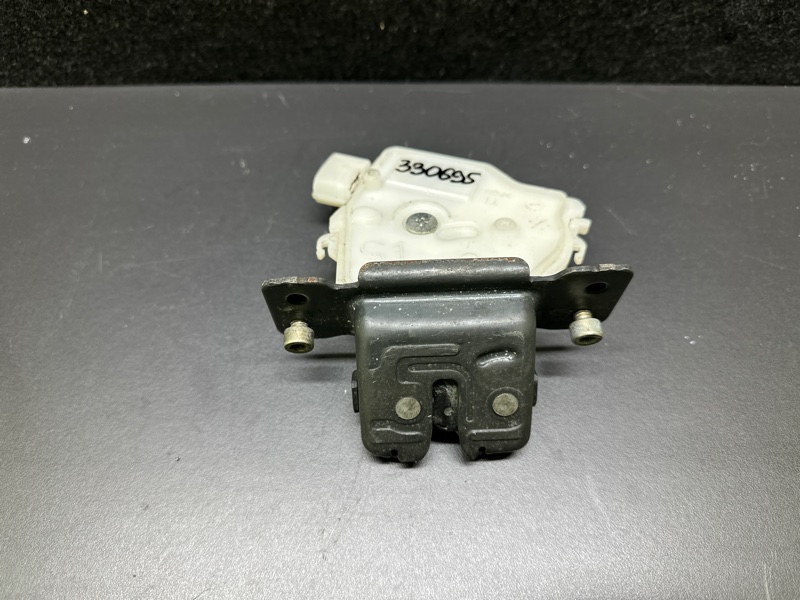 Замок крышки багажника TOYOTA YARIS 11-20 69350-0D131 Б/У