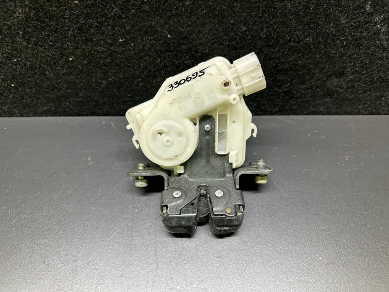 Замок крышки багажника TOYOTA YARIS 11-20