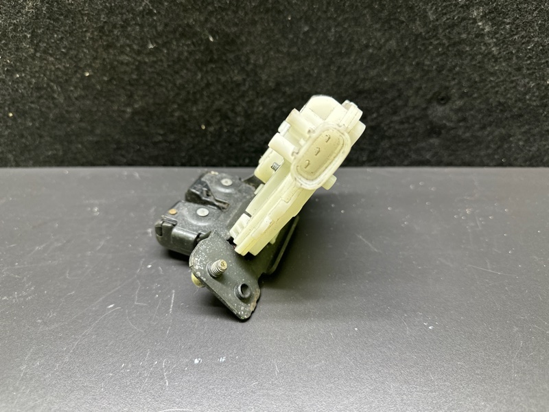 Замок крышки багажника YARIS 11-20