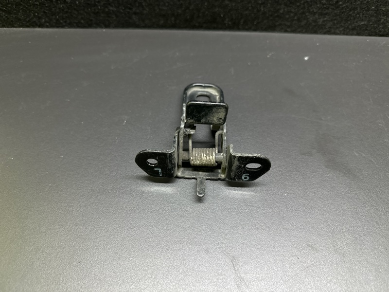 Петля замка капота PRIUS - 30 09-17