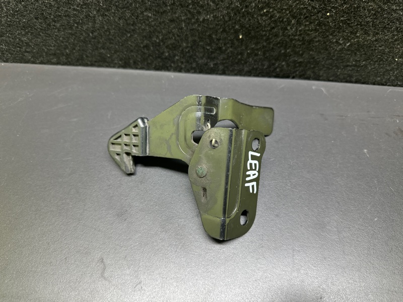 Крюк замка капота LEAF 10-17