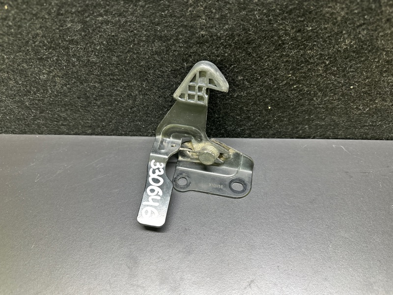 Крюк замка капота NISSAN LEAF 10-17 65670-3NA0A Б/У