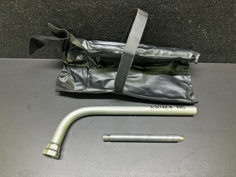 Запчасть ключ балонный AUDI A6 (C7) 11-18 8N0 012 219 Б/У Ключ балонный AUDI A6 (C7) 11-18 8N0 012 219 Б/У