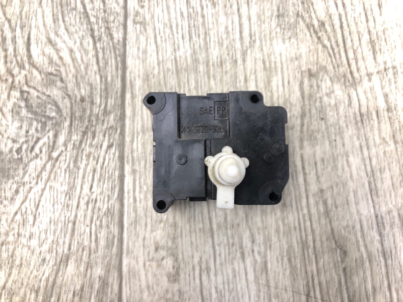 Моторчик заслонки печки PHAETON 02-10