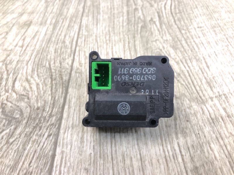 Моторчик заслонки печки PHAETON 02-10