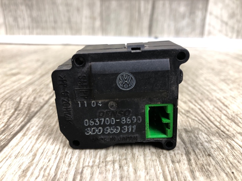 Моторчик заслонки печки PHAETON 02-10