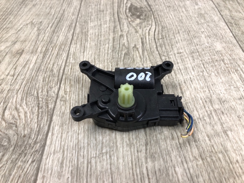 Моторчик заслонки печки CHRYSLER 200 14-16 2016 UF 2.4 ED6 68223051AA Б/У