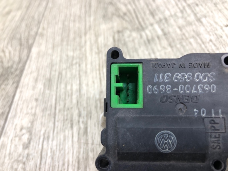 Моторчик заслонки печки PHAETON 02-10