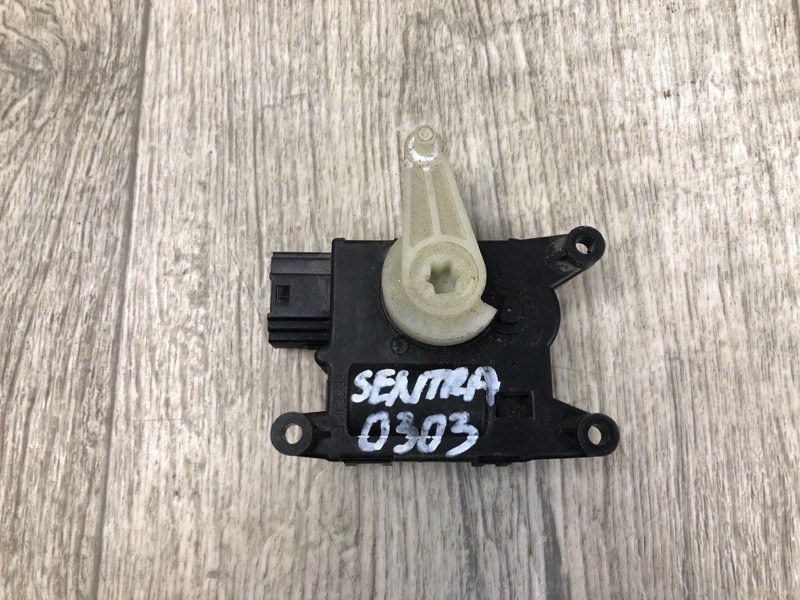 Моторчик заслонки печки SENTRA B17 12-21 2017 B17 1.8 MRA8DE Моторчик заслонки печки SENTRA B17 12-21 2017 B17 1.8 MRA8DE