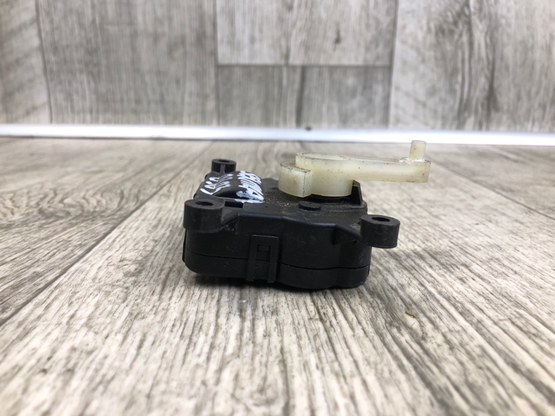 Моторчик заслонки печки SENTRA B17 12-21 2017 B17 1.8 MRA8DE Моторчик заслонки печки SENTRA B17 12-21 2017 B17 1.8 MRA8DE