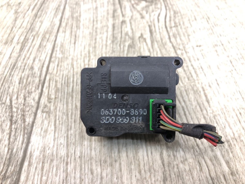 Моторчик заслонки печки PHAETON 02-10