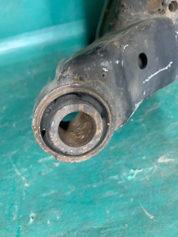 Балка передней подвески MAXIMA A33 99-02