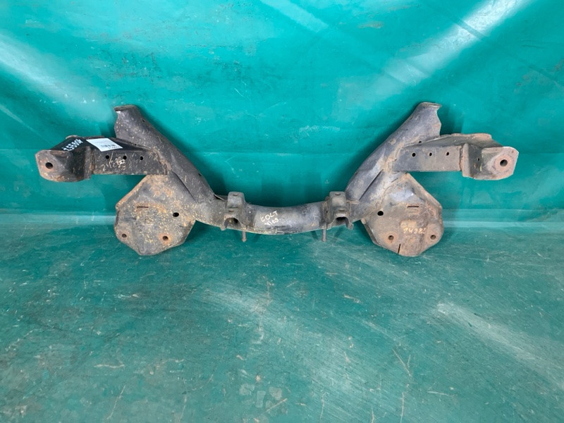 Запчасть балка передней подвески MITSUBISHI COLT 92-02 MR198864 Б/У Балка передней подвески MITSUBISHI COLT 92-02 MR198864 Б/У