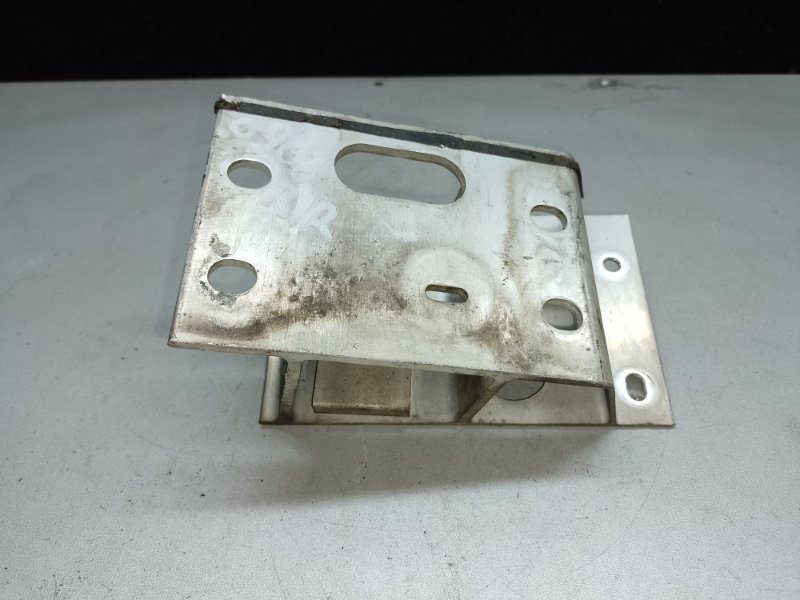 Кронштейн усилителя заднего бампера правый LEXUS LS460 06-12 2007 XF40 4.6 1UR-FSE Б/У