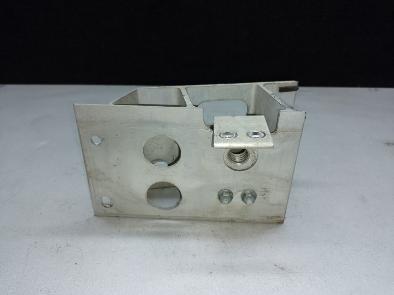 Кронштейн усилителя заднего бампера правый LEXUS LS460 06-12 XF40 4.6 1UR-FSE