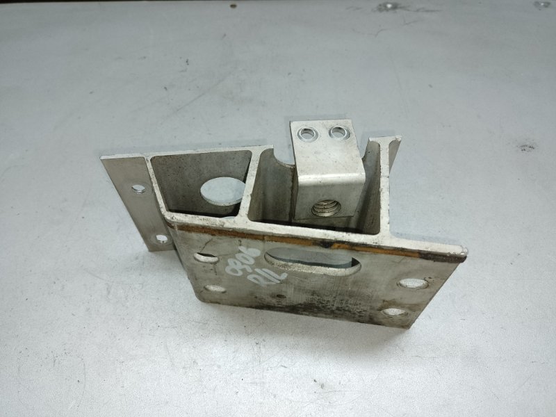 Кронштейн усилителя заднего бампера левый LS460 06-12 2007 XF40 4.6 1UR-FSE