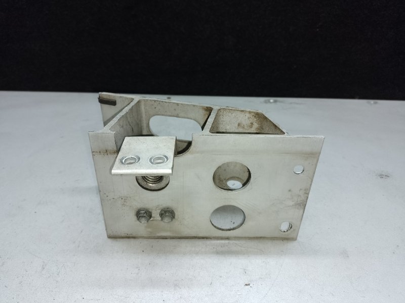 Кронштейн усилителя заднего бампера левый LEXUS LS460 06-12 XF40 4.6 1UR-FSE