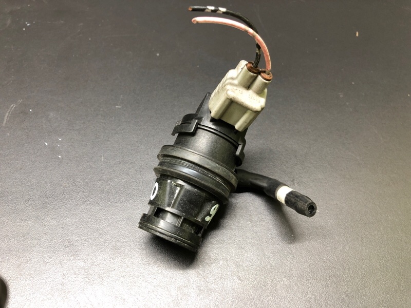 Насос омывателя стекла CX-7 06-12 Насос омывателя стекла CX-7 06-12