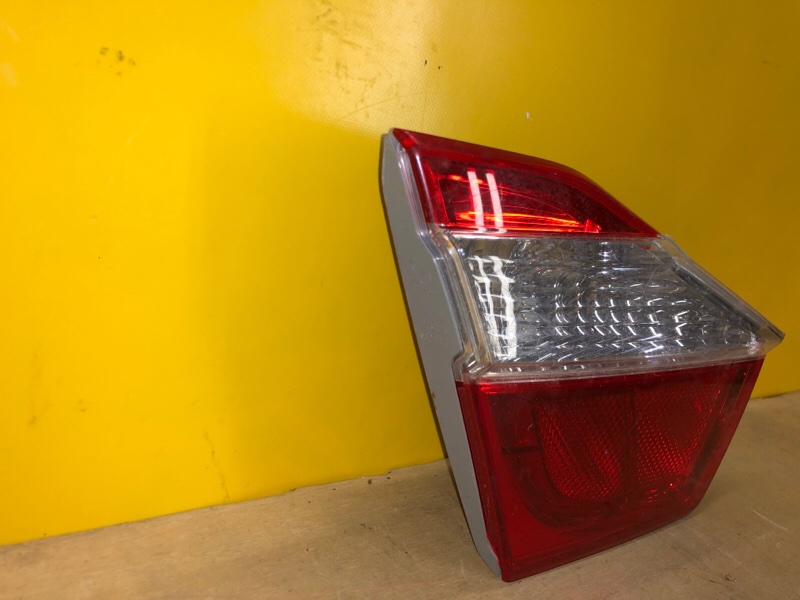 Фонарь внутренний левый CAMRY 50 12-15