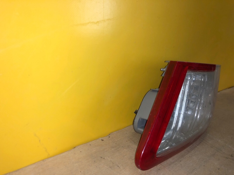 Фонарь внутренний левый CAMRY 40 06-11