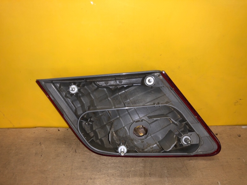 Фонарь внутренний левый CAMRY 40 06-11