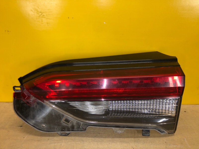 Фонарь внутренний правый TOYOTA RAV4 18- 81581-42151 Б/У