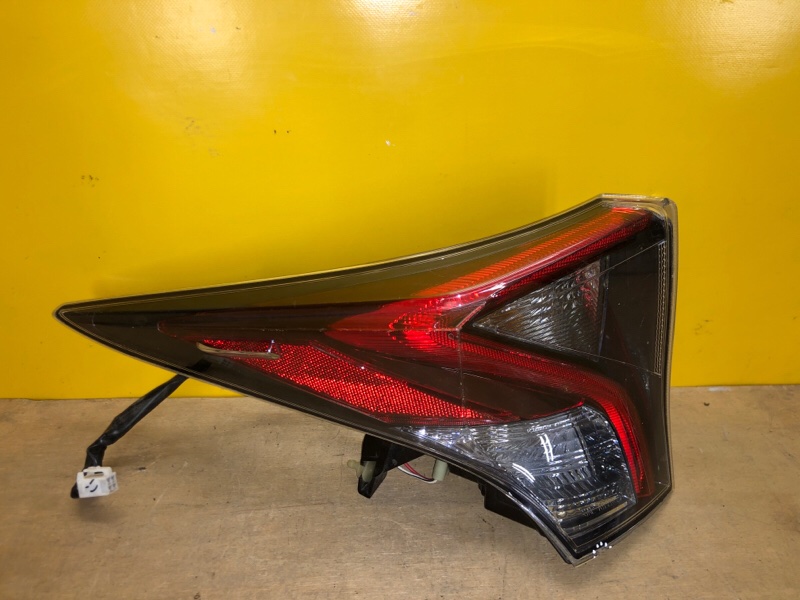 Запчасть фонарь наружный левый TOYOTA PRIUS 16- 8156147281 Б/У Фонарь наружный левый TOYOTA PRIUS 16- 8156147281 Б/У