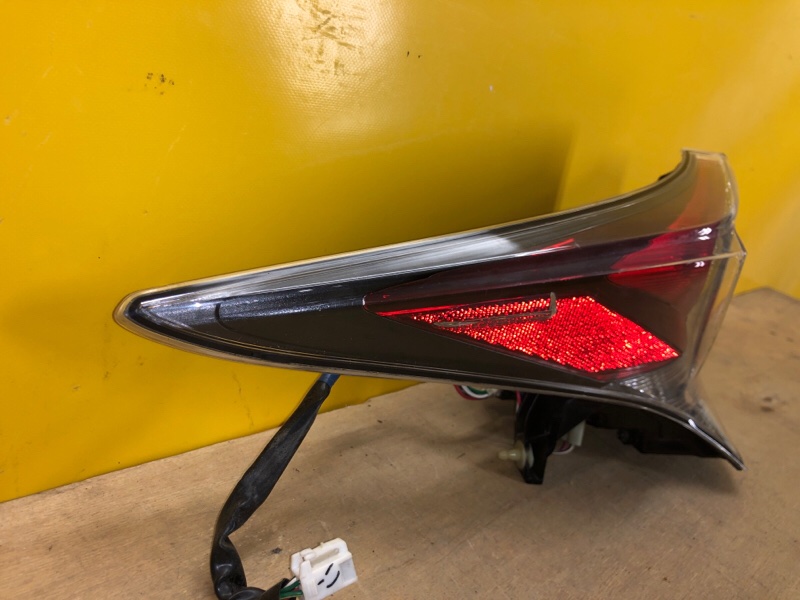 Фонарь наружный левый TOYOTA PRIUS 16- Фонарь наружный левый TOYOTA PRIUS 16-