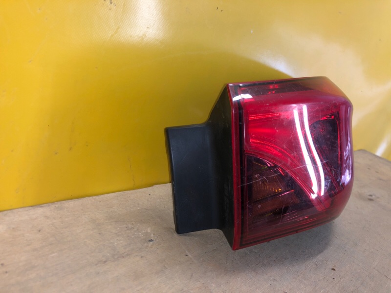 Фонарь наружный правый AVENSIS 08-18