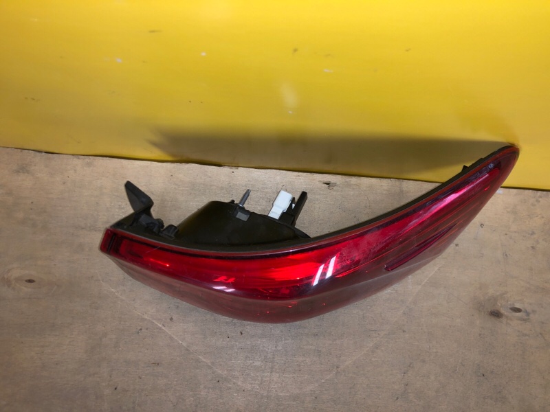 Фонарь наружный правый AVENSIS 08-18