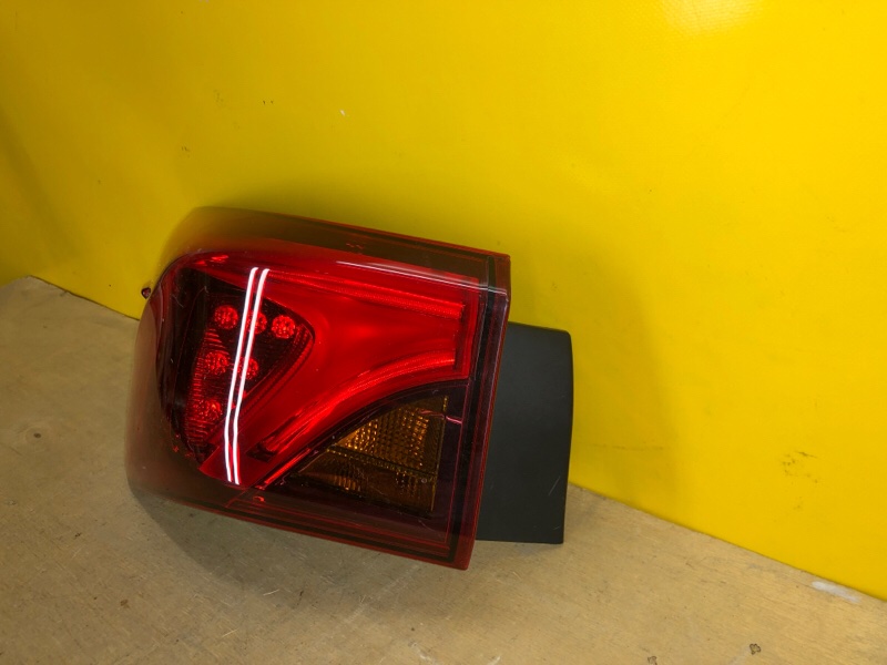 Фонарь наружный левый AVENSIS 08-18