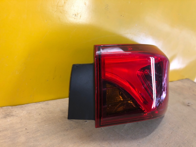 Фонарь наружный правый TOYOTA AVENSIS 08-18