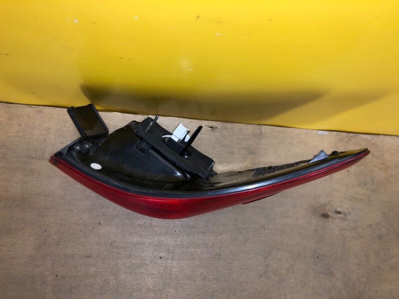 Фонарь наружный правый AVENSIS 08-18