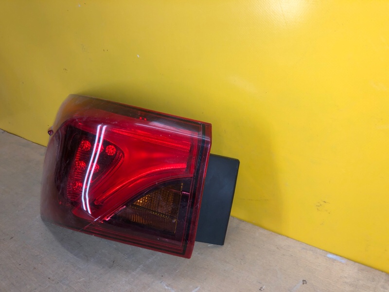 Фонарь наружный левый AVENSIS 08-18 Фонарь наружный левый AVENSIS 08-18