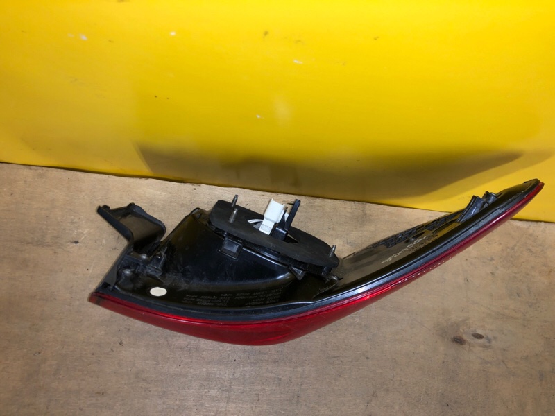 Фонарь наружный правый AVENSIS 08-18