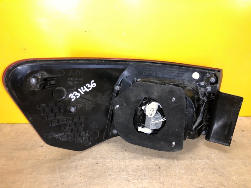 Фонарь наружный правый AVENSIS 08-18