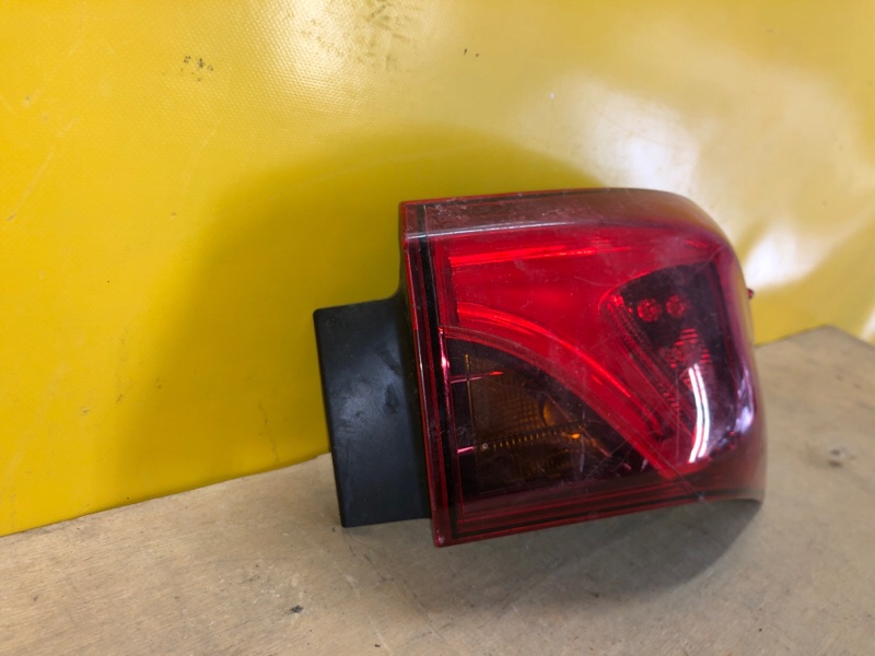 Фонарь наружный правый TOYOTA AVENSIS 08-18 Фонарь наружный правый TOYOTA AVENSIS 08-18