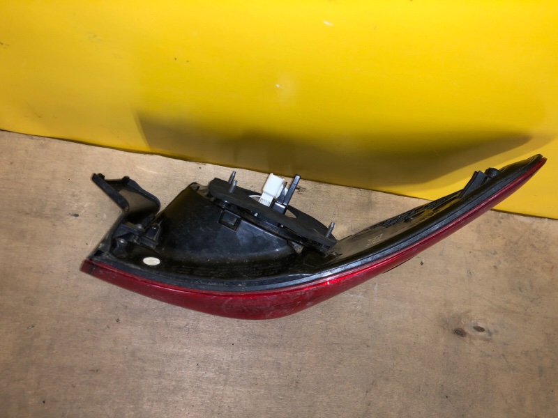 Фонарь наружный правый AVENSIS 08-18 Фонарь наружный правый AVENSIS 08-18