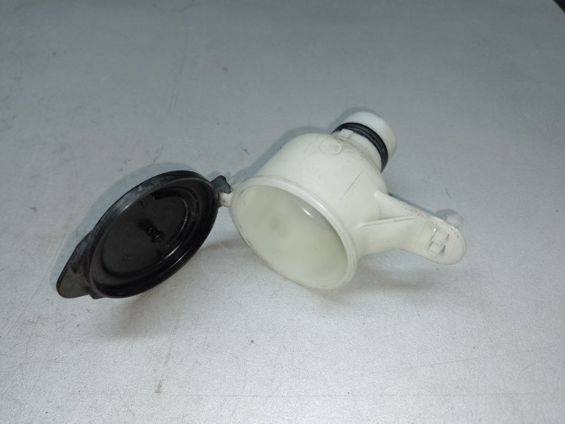 Горловина бачка стеклоомывателя PRIUS - 30 09-17 Горловина бачка стеклоомывателя PRIUS - 30 09-17