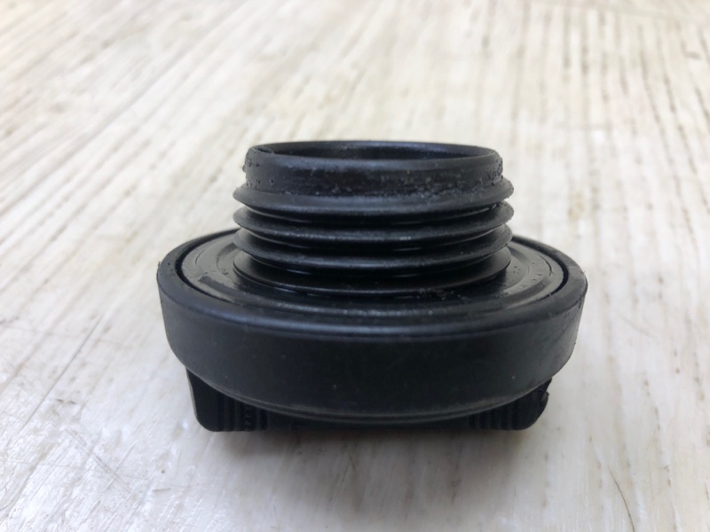 Крышка маслозаливной горловины CAMRY 30 02-06 2005 Седан 2.4 2AZFE